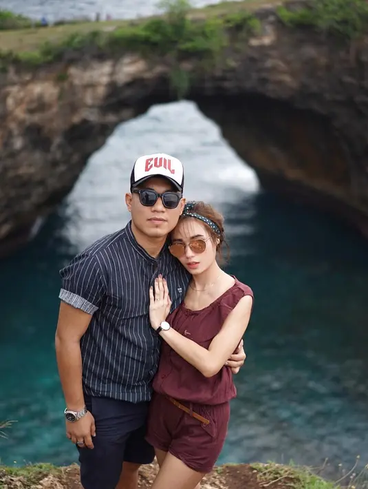 Menurut vokalis band Armada itu, jantungnya berdegup kencang yang kedua kalinya saat resmi melamar kekasihnya personel The Sign. (Instagram/rizalarmada)