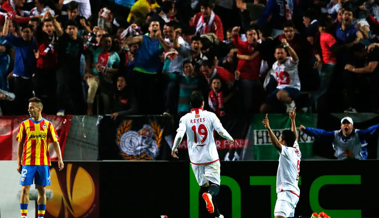 Penyerang Sevilla, Carlos Bacca (kanan) merayakan gol penentu kemenangan atas Valencia di laga pertama semifinal Liga Europa di Seville, (25/4/2014). (REUTERS/Marcelo del Pozo)