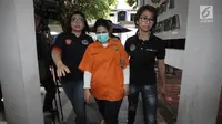 Artis Dhawiya Zaida dikawal petugas saat rilis di Polda Metro Jaya, Jakarta, Sabtu (17/2). Total barang bukti yang diamankan sabu seberat 1,32 gram beserta sejumlah alat hisap dan barang bukti lainya. (Liputan6.com/Arya Manggala)