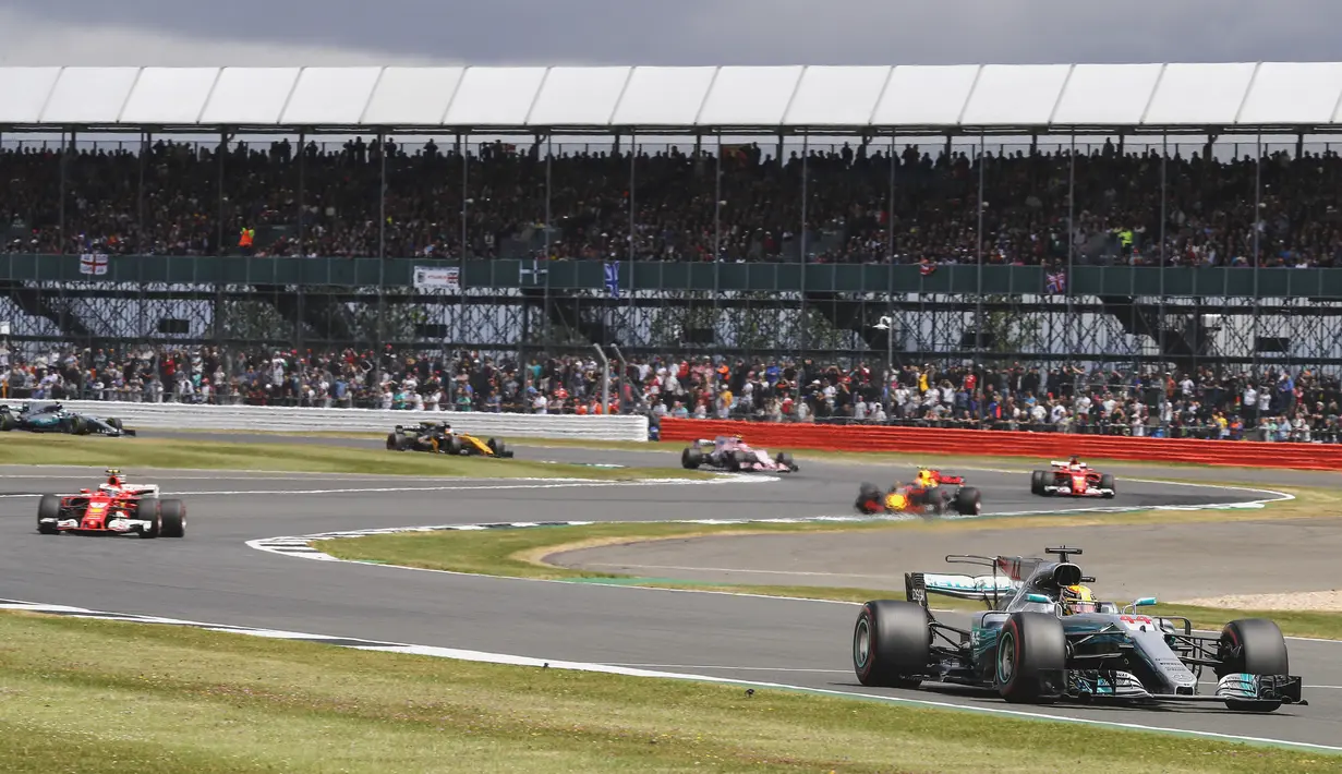 Pebalap Mercedes, Lewis Hamilton, berada di posisi pertama F1 GP Inggris di Sirkuit Silverstone, Minggu (16/7/2017). Pebalap 32 tahun asal Inggris itu melahap 51 lap dengan catatan waktu 1 jam 21 menit 27,430 detik. (EPA/Valdrin Xhemaj)