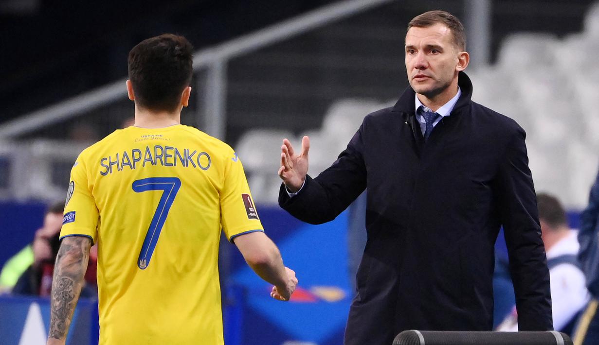 Pelatih Ukraina, Andriy Shevchenko, memberikan selamat kepada anak asuhnya, Mykola Shaparenko, usai melawan Prancis pada laga Kualifikasi Piala Dunia di Stadion Saint Denis, Paris, Kamis (25/3/2021). Kedua tim bermain imbang 1-1. (AFP/Franck Fife)