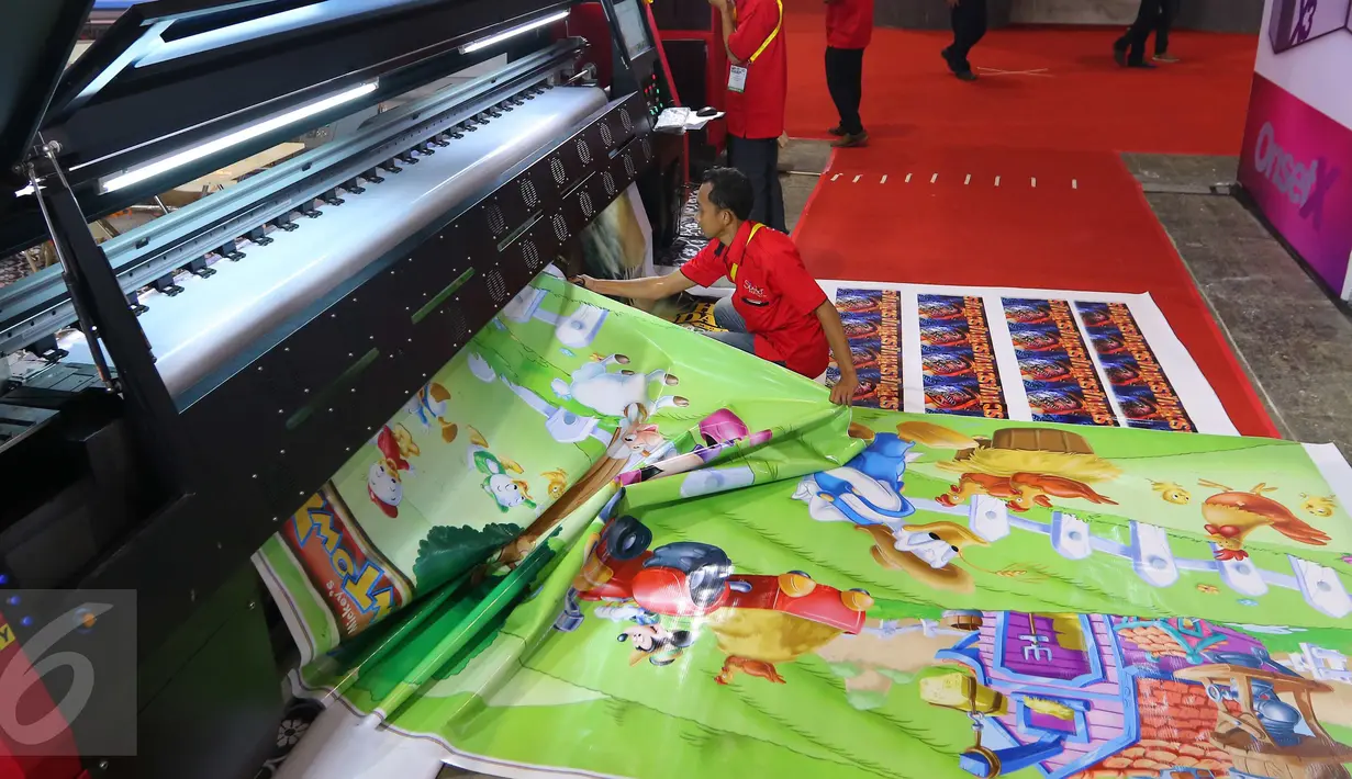 Sebuah mesin cetak beroperasi saat Pameran Mesin Cetak dan Print All Pack Indonesia, All Process di Jakarta International Expo, Kemayoran, Jakarta, Rabu (5/10). (Liputan6.com/Angga Yuniar)