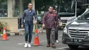 Pemeran dalam film Get Up Stand Up itu tiba di Polda Metro Jaya sekitar pukul 13.50 WIB. Datang dengan celana jean panjang warna biru dengan baju lengan panjang dan sepatu warna putih. (Nurwahyunan/Bintang.com)