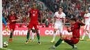 Pemain timnas Portugal, Andre Silva mencetak gol ke gawang Swiss pada laga pamungkas kualifikasi Piala Dunia 2018 zona Eropa di Stadion da Luz, Selasa (10/10). Portugal akhirnya memastikan lolos ke Piala Dunia 2018 usai menang 2-0. (AP/Armando Franca)