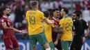 Pemain Timnas Indonesia, Shayne Pattynama (tengah) bersitegang dengan pemain Asutralia, Gethin Jones pada laga 16 besar Piala Asia 2023 yang berlangsung di assim bin Hamad Stadium, Doha, Qatar, Minggu (28/01/2024). (AP Photo/Aijaz Rahi)