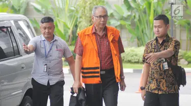 Dokter Bimanesh Sutarjo tiba di gedung KPK untuk menjalani pemeriksaan, Jakarta, Rabu (6/2). Penyidik KPK terus mendalami kasus dugaan merintangi penyidikan proyek e-KTP yang menjerat Setya Novanto. (Liputan6.com/Herman Zakharia)