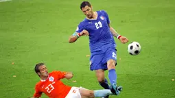 Marco Materazzi. Bek Timnas Italia ini berusia 34 tahun, 9 bulan dan 21 hari saat bermain di fase grup Euro 2008 menghadapi Belanda, 9 Juni 2008. Pada 2016 ia memutuskan pensiun dengan mencatat 41 caps bersama Timnas Italia dengan mencetak 2 gol. (AFP/Fabrice Coffrini)