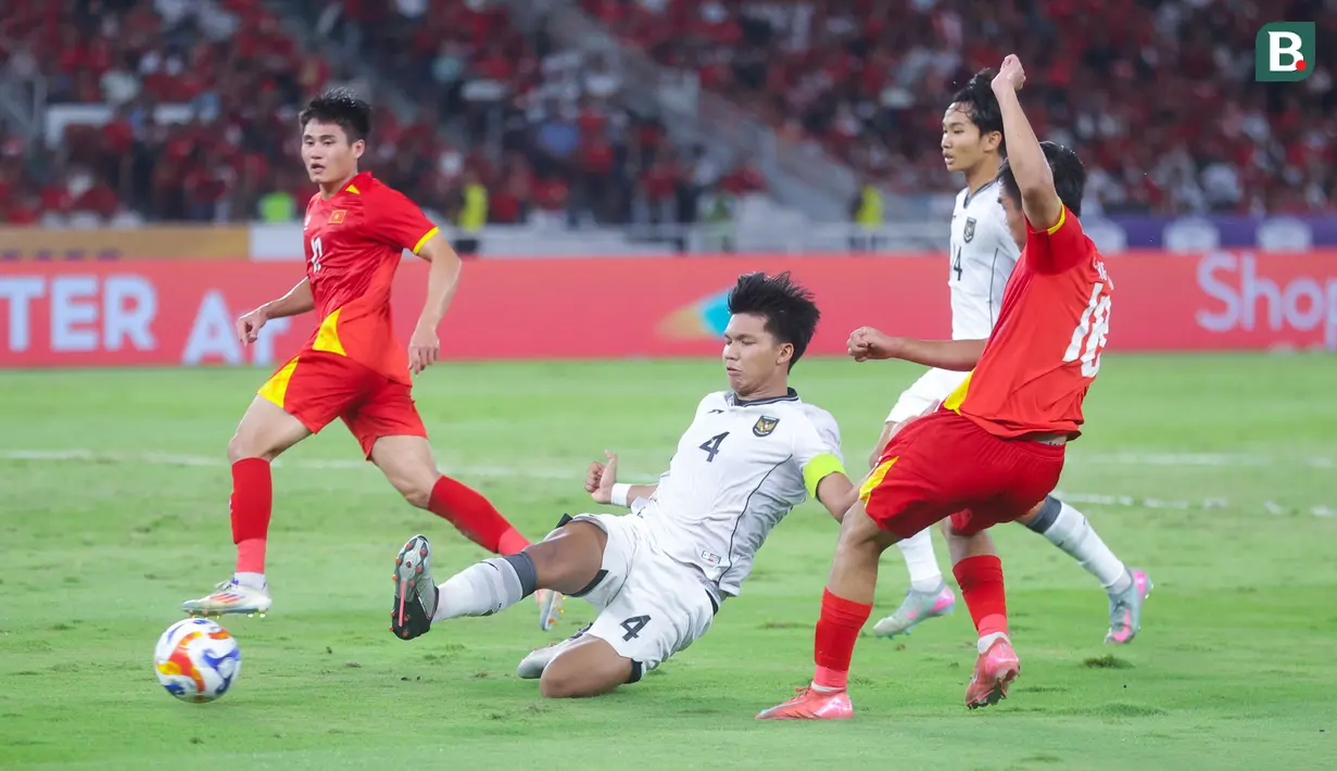 Pemain Timnas Indonesia U-23, Kadek Arel, berusaha mengahalau bola saat melawan Vietnam pada laga final Piala AFF U-23 2025 di Stadion Utama Gelora Bung Karno (SUGBK), Jakarta, Selasa (29/7/2025) malam WIB. (Bola.com/M Iqbal Ichsan)