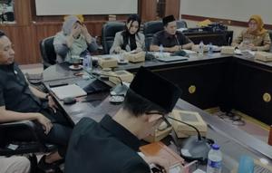 Anggota DPRD Jember Terpergok Main Game dan Merokok Saat Rapat