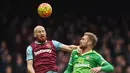  Pemain West Ham United,  James Collins (kiri) berebut bola dengan pemain Sunderland, Jan Kirchhoff pada lanjutan Liga Inggris di Stadion Upton Park, Sabtu (27/2/2016). (Reuters / Tony O'Brien)