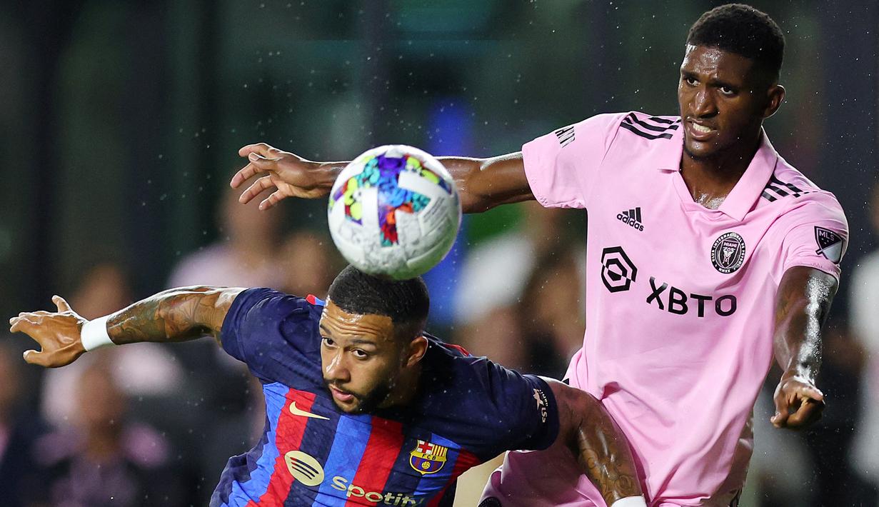 Sepuluh menit kemudian giliran Memphis Depay yang membuat Barcelona unggul 5-0 lewat golnya usai memanfaatkan umpan datar Jordi Alba. (AFP/Getty Images/ Michael Reaves)