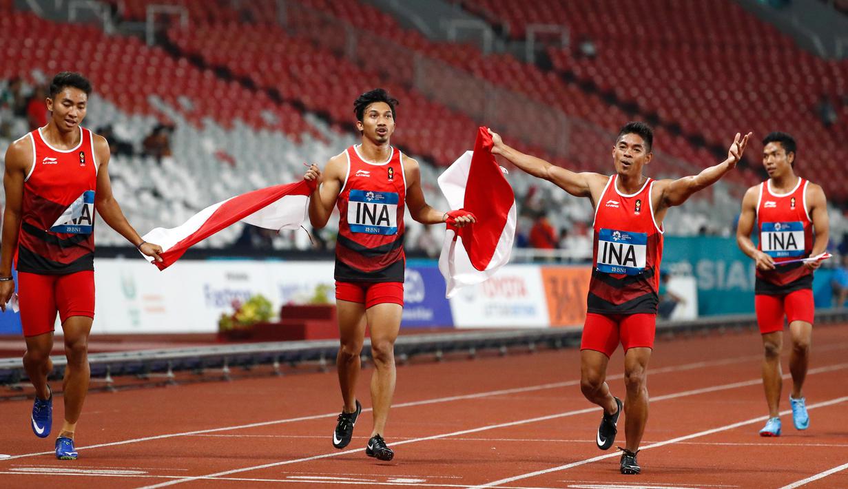 Lalu Muhammad Zohri (kanan) bersama Fadlin, Eko Rimbawan, dan Bayu Kertanegara melakukan selebrasi usai meraih perak dalam final lari 4x100 meter cabang olahraga atletik Asian Games 2018 di Jakarta, Kamis (30/8). (AP Photo/Bernat Armangue)