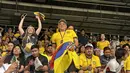 Suporter Ekuador memberikan dukungan penuh dari tribune MetLife Stadium, New York, New Jersey, AS, saat laga fase grup Piala Dunia 2026 melawan Jerman, Kamis (25/6/2026). Mengenakan atribut berwarna kuning dan membawa bendera nasional, mereka menciptakan atmosfer meriah sepanjang pertandingan. (KLY Sports/Hery Kurniawan)