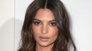 Ekspresi Emily Ratajkowski saat menghadiri pemutaran perdana STX Films "I Feel Pretty" di Westwood Village Theatre, California (17/4). Ratajkowski tampil cantik dengan gaun hitam yang memperlihatkan perut seksinya. (AFP Photo/Kevin Winter)