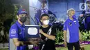Pembalap Suzuki Ecstar, Joan Mir (kiri) menerima suvenir dari GM Strategic Planning PT Suzuki Indomobil Motor, Joshi Prasetya usai Meet and Greet di Kuta Mandalika, Nusa Tenggara Barat, Jumat (18/3/2022). (Liputan6.com/Helmi Fithriansyah)