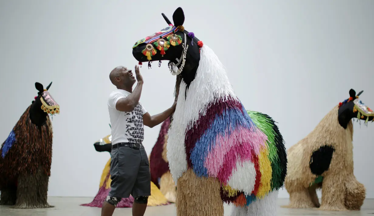 Seniman Amerika, Nick Cave berbicara dengan penari yang mengenakan kostum menyerupai kuda saat latihan di Sydney, Australia (8/11). Dalam penampilannnya yang berjudul HEARD.SYD, Nick Cave akan menampilkan 30 penari dengan kostum kuda. (Reuters/Jason Reed)