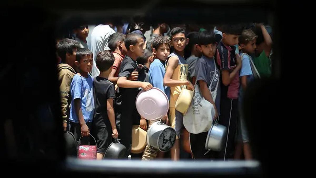 Tangis dan Jerit Anak-anak Gaza Saat Antre Pembagian Makanan