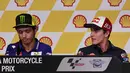 <p>Pembalap asal Spanyol, Marc Marquez (kanan), melihat kearah Pembalap Italia, Valentino Rossi (kiri), saat press conference di Sepang International Circuit, Malaysia, 22 October 2015. (EPA / Fazry Ismail)</p>