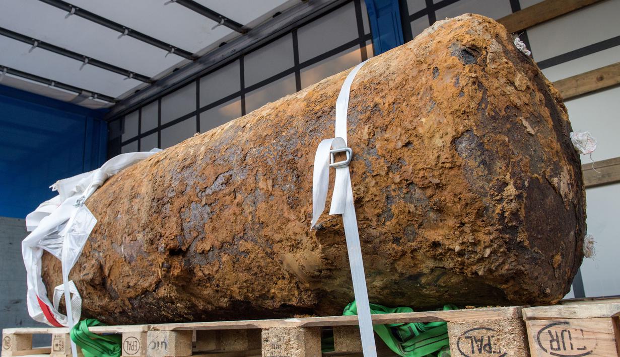 Sebuah bom Perang Dunia II ditemukan dan dijinakkan di Frankfurt, Jerman, (3/9). Lebih dari 60.000 orang dievakuasi dari pusat kota Frankfurt setelah sebuah bom 1.400 ton Perang Dunia II (tambang udara HC 4000) ditemukan. (AFP Photo/Thomas Lohnes)