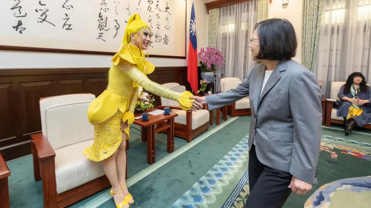 Mengenakan kostum yang terinspirasi dari bunga teratai kuning, Nymphia dengan mudah memutarkan badannya dan bahkan melakukan split di depan presiden Tsai Ing-wen (Wang Yu Ching/Office of the President).