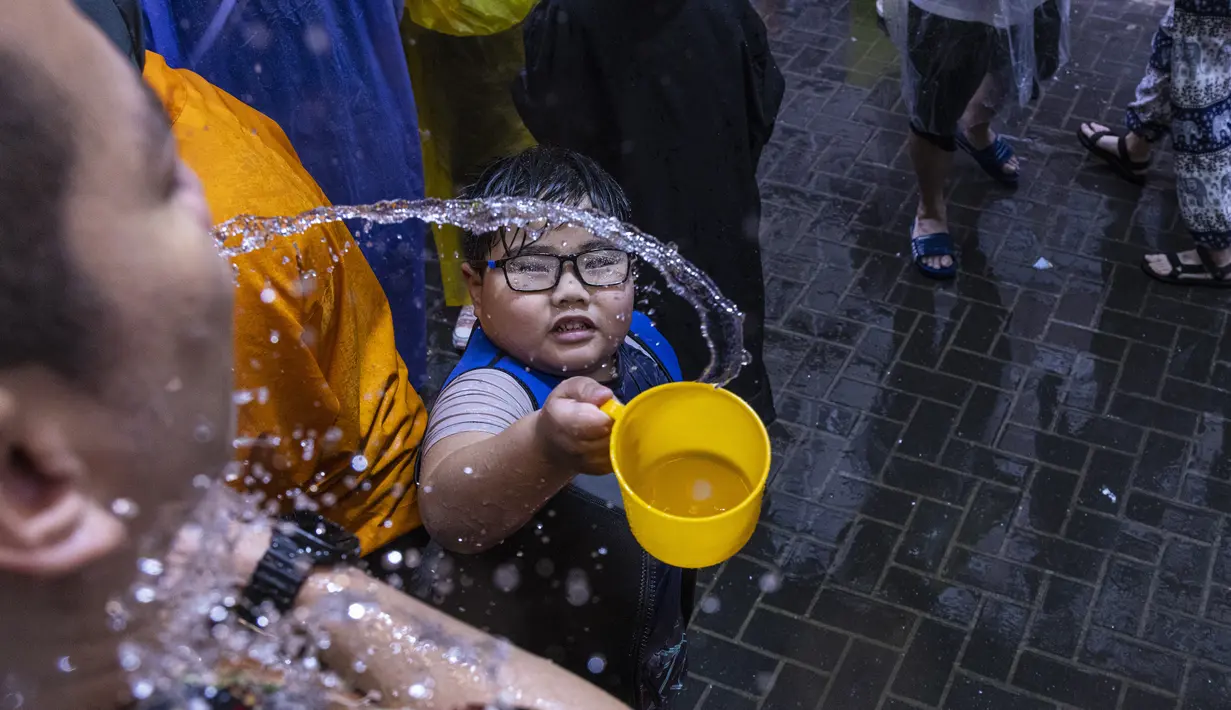 Lebih dari 10.000 orang menghadiri perayaan Festival Songkran di Kota Kowloon pada hari Minggu, dua kali lipat dari jumlah pengunjung saat terakhir kali acara ini diadakan pada tahun 2019. (AP Photo/Louise Delmotte)