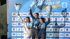 Altet panjat tebing Putri Indonesia Desak Made Rita Kusuma Dewi (kiri) bersama wakil Polandia Miroslaw Alesandra (tengah) dan Aleksandra berada di atas podium usai mengikuti final nomor speed Kejuaraan Dunia Panjat Tebing di kawasan Gelora Bung Karno, Jakarta, Minggu (7/5/2023). (Liputan6.com/Johan Tallo)