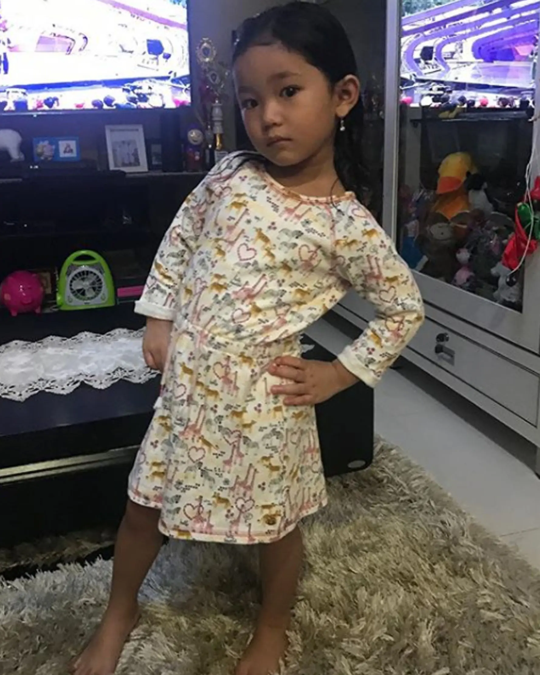	Putri Ayu Ting Ting, Bilqis Khumairah Razak berpose bak seorang model dan mendapat beragam komentar dari warganet. (Instagram)