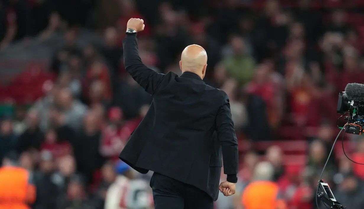 Pelatih Liverpool, Arne Slot, merayakan kemenangan atas Atletico Madrid pada laga matchday 1 League Phase Liga Champions 2025/2026 di Anfield, Kamis (18/9/2025) dini hari WIB. (AP Photo/Jon Super)