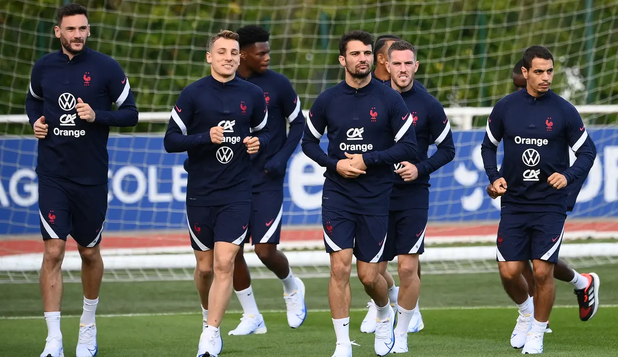Para pemain Prancis melakukan pemanasan saat mengikuti sesi latihan tim di Clairefontaine-en-Yvelines (4/10/2021). Prancis akan bertanding melawan Belgia pada semifinal UEFA Nations League di Allianz Stadium. (AFP/Franck Fife)Para pemain Prancis melakukan pemanasan saat mengikuti sesi latihan tim