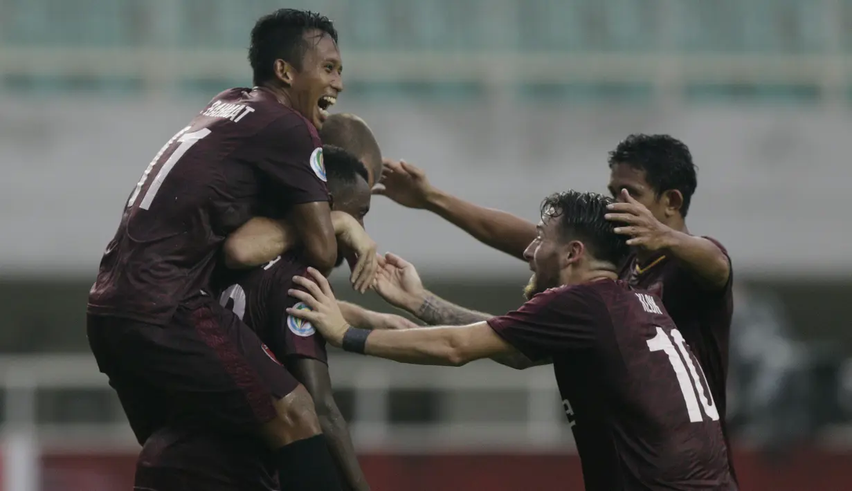 Para pemain PSM Makassar merayakan gol yang dicetak oleh Guy Junior ke gawang Home United pada laga Piala AFC 2019, Selasa (30/4). PSM menang 3-2 atas Home United. (Bola.com/Yoppy Renato)