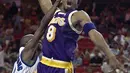Pemain Los Angeles Lakers, Kobe Bryant berusaha memasukan bola dari kawalan pemain Orlando Magic Darrell Armstrong  selama pertandingan NBA di Arena di Orlando, FL pada 21 Maret 1999. (AFP Photo/Tony Ranze)