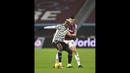 Paul Pogba menggunakan jersey tandang bermotif hitam-putih dalam laga lanjutan Liga Inggris melawan West Ham. (Foto: Justin Setterfield/Pool Via AP)