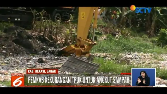 Sampah memadati aliran Kali Pisang Batu, Pemkab Bekasi mengaku kewalahan mengatasinya, lantaran kekurangan truk pengangkut sampah.