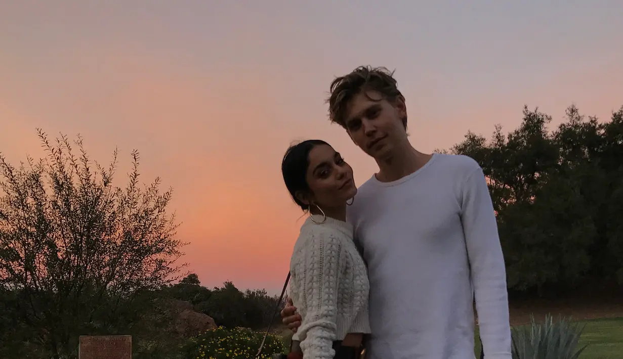 Vanessa Hudgens baru-baru ini bikin fans penasaran dengan pertanyaan dirinya sudah bertunangan dengan Austin Butler atau belum. (instagram/vanessahudgens)
