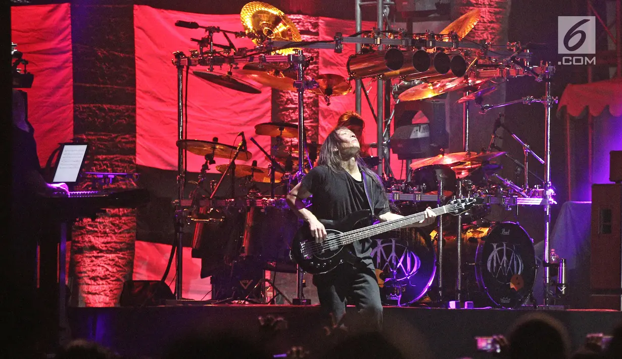 Pemain bass band beraliran metal progresif Dream Theater, John Myung menunjukkan aksinya di hari kedua JogjaRockarta International Music Festival 2017 di Stadion Kridosono, Jogjakarta, Sabtu (30/9). (Liputan6.com/Herman Zakharia)