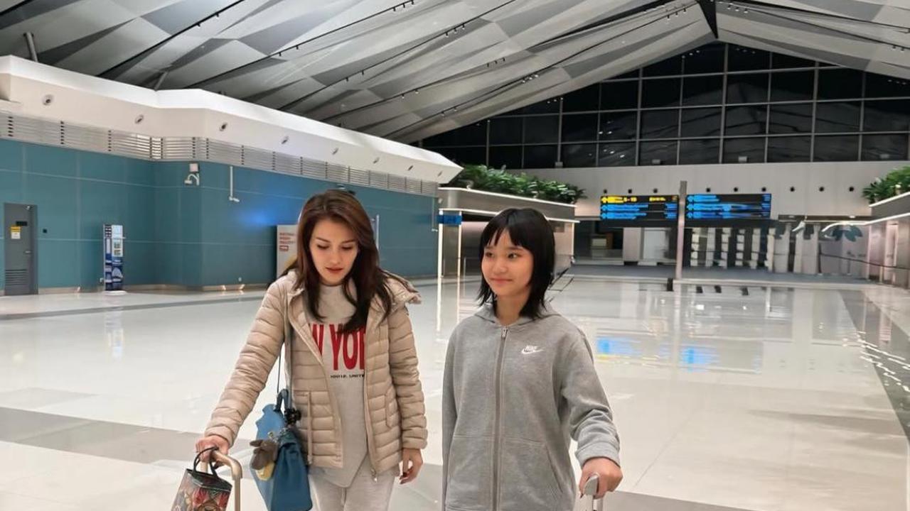 Ayu Ting Ting Pamer Gaya Mewah di Jepang dengan Tiga Tas Branded, Begini Penampilannya
