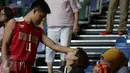 Pebasket Indonesia, Andakara Prastawa Dhyaksa (kiri) mengelus rambut pevoli Yolla Yuliana usai berlaga di semifinal SEA Games ke-28 melawan Singapura di OCBC Arena Singapore, Minggu (14/6/2015). Indonesia unggul 87-74. (Liputan6.com/Helmi Fithriansyah)