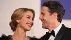 Aktor Amerika Serikat Casey Affleck dan aktris Amerika Serikat Caylee Cowan saling tatap dan melepas senyum saat tiba pada pemutaran film 'Dreamin' Wild' di Venice Film Festival 2022 di Lido, Venesia, Italia, di Lido di Venezia di Venesia, Italia, 7 September 2022. Casey Affleck dan Caylee Cowan tampil mesra dalam acara tersebut. (Tiziana FABI/AFP)