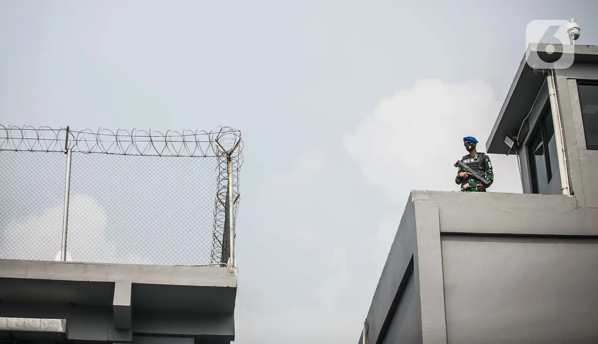 Petugas berjaga di Instalasi Tahanan Militer TNI AD, Markas Pomdam Jaya, Jakarta, Selasa (20/4/2021). Instalasi Tahanan Militer TNI AD ini dibangun seluas 1.500 meter persegi dan dapat menampung sebanyak 83 prajurit binaan. (Liputan6.com/Faizal Fanani)