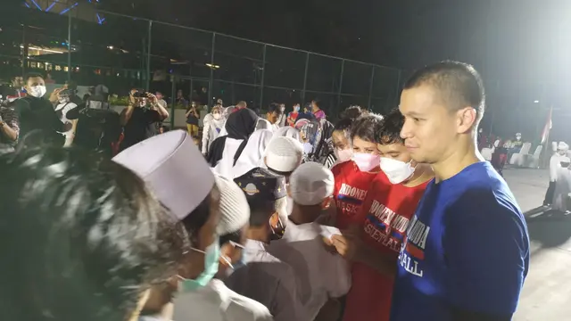 Indra Bekti dan Samuel Rizal ngabuburit bersama tim basket Indonesia Muda dan anak-anak yatim