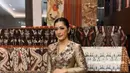 Kebaya satin dengan aksen bunga di bagian depan dan lengannya dipadukan dengan kain batik warna senada. Kebaya Aliya Rajasa yang dikenakan untuk acara pertunangan Rasyid Rajasa ini merupakan rancangan dari Heaven Tanudiredja. Terlihat di unggahan lainnya, anggota keluarga lain juga memakai kebaya serupa tetapi hanya berbeda model dan aksen bunga. (Liputan6.com/IG/@ruby_26)