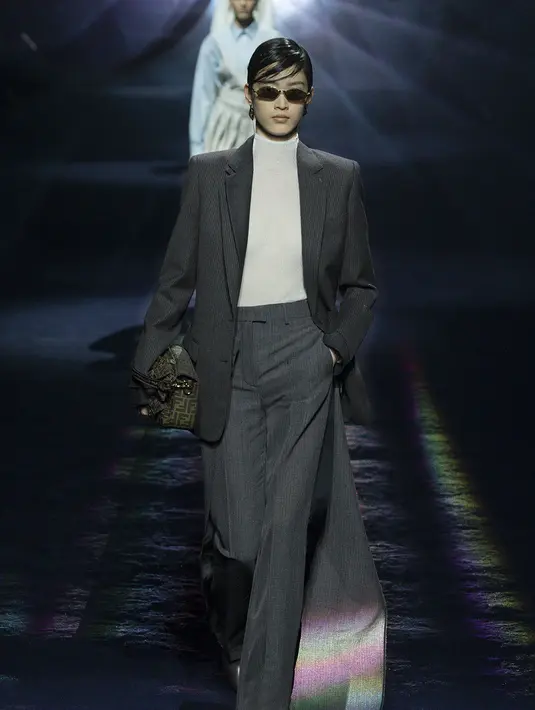 Dengan motif grafis yang diambil dari arsip FENDI musim gugur/musim dingin 1996, di samping sketsa Karl Lagerfeld tahun 1981 untuk pakaian rajut serbaguna yang menawarkan inspirasi formatif, sejarah FENDI direfleksikan kembali. [Foto: Document/FENDI]