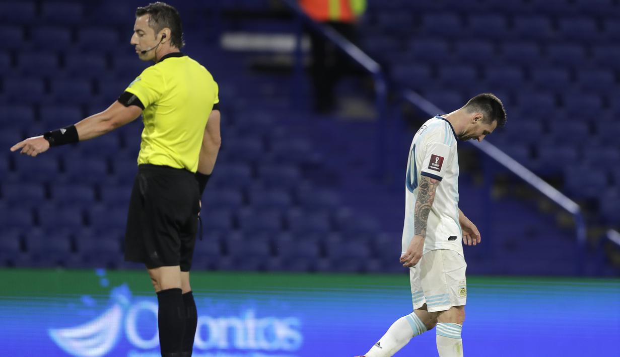 Penyerang Argentina, Lionel Messi, tampak kecewa usai golnya dianulir saat menghadapi Paraguay pada laga kualifikasi Piala Dunia 2022 zona CONMEBOl di Stadion La Bombanera, Jumat (13/11/2020) pagi WIB. Argentina imbang 1-1 oleh Paraguay. (Juan Roncoroni, Pool via AP)