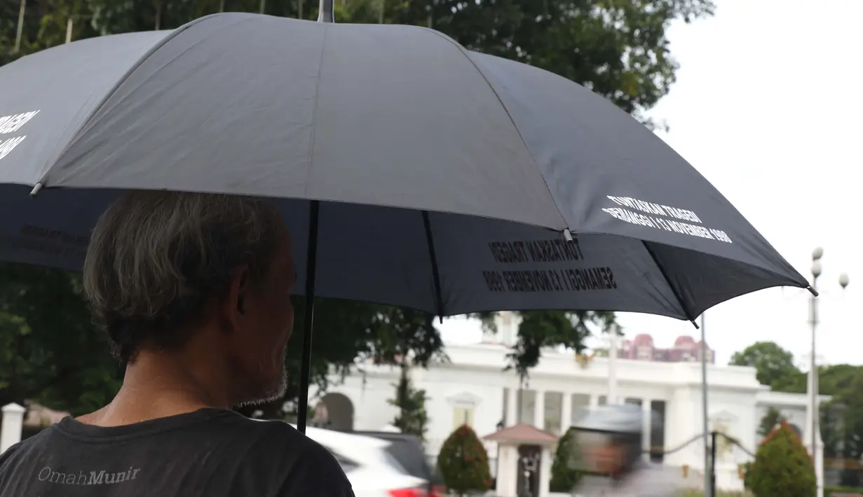 Peserta melakukan aksi Kamisan ke-571 di depan Istana Negara, Jakarta, Kamis (24/1). Mereka meminta pemerintah segera menuntaskan penyelesaian kasus pelanggaran HAM masa lalu. (Liputan6.com/Helmi Fithriansyah)