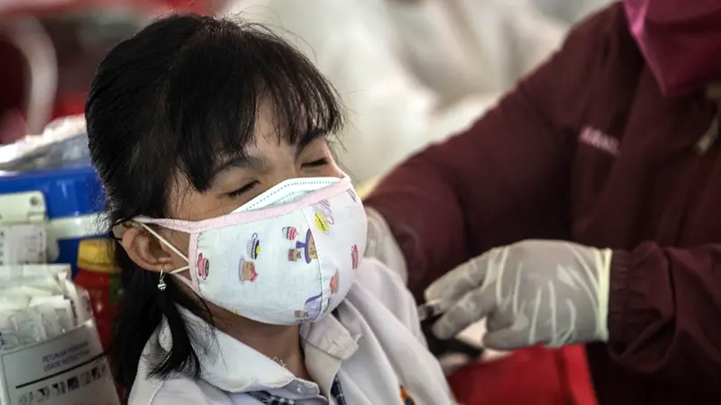 FOTO: Pusat Vaksinasi COVID-19 Massal Darurat di Surabaya