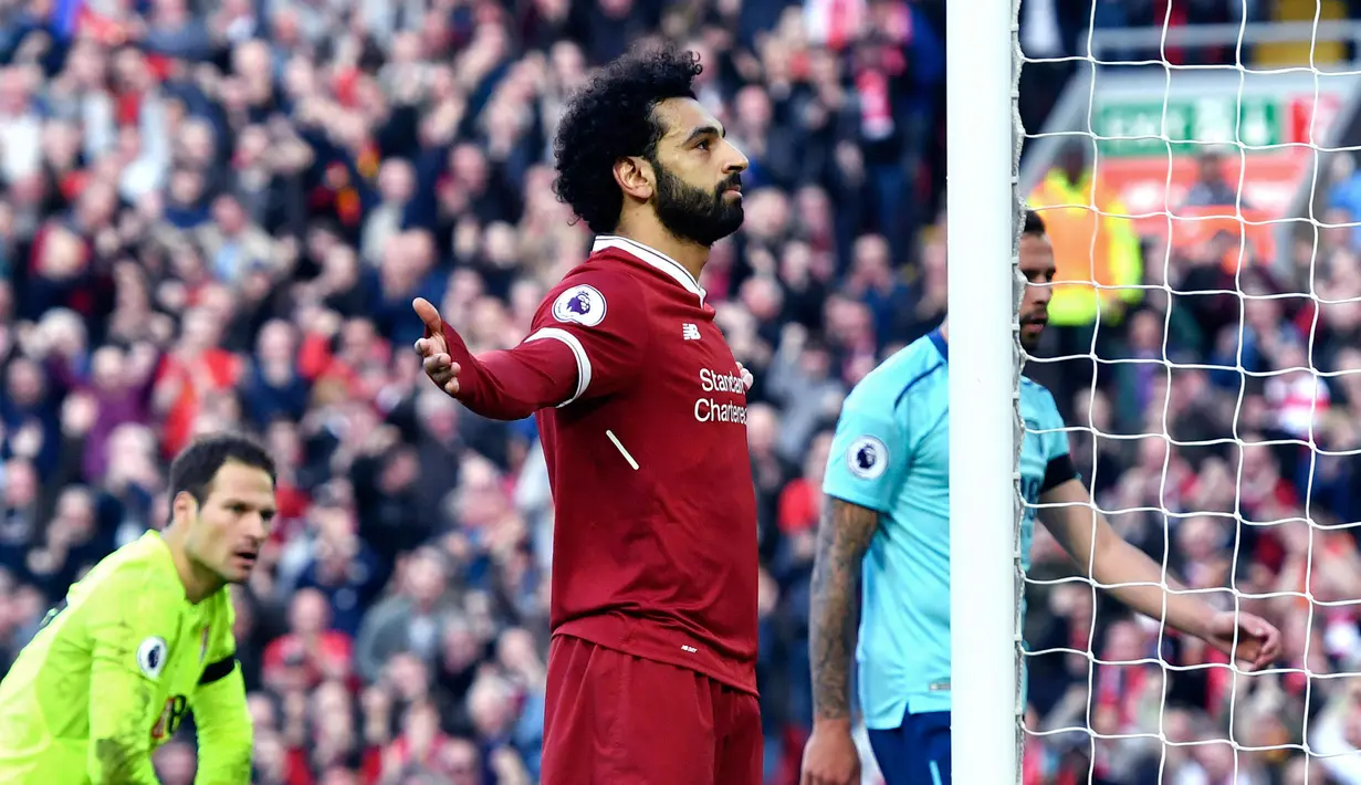 Penyerang Liverpool Mohamed Salah merayakan golnya saat melawan Bournemouth pada pertandingan Liga Inggris di Anfield, Liverpool (14/4). (Anthony Devlin/PA via AP)