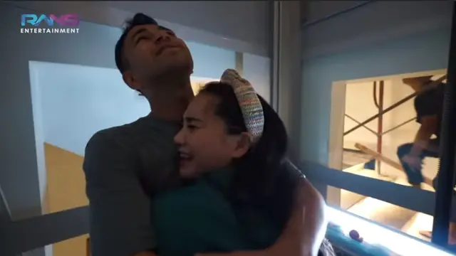 Raffi Ahmad dan Nagita Slavina mencoba lift di rumahnya. (Foto: YouTube Rans Entertainment)
