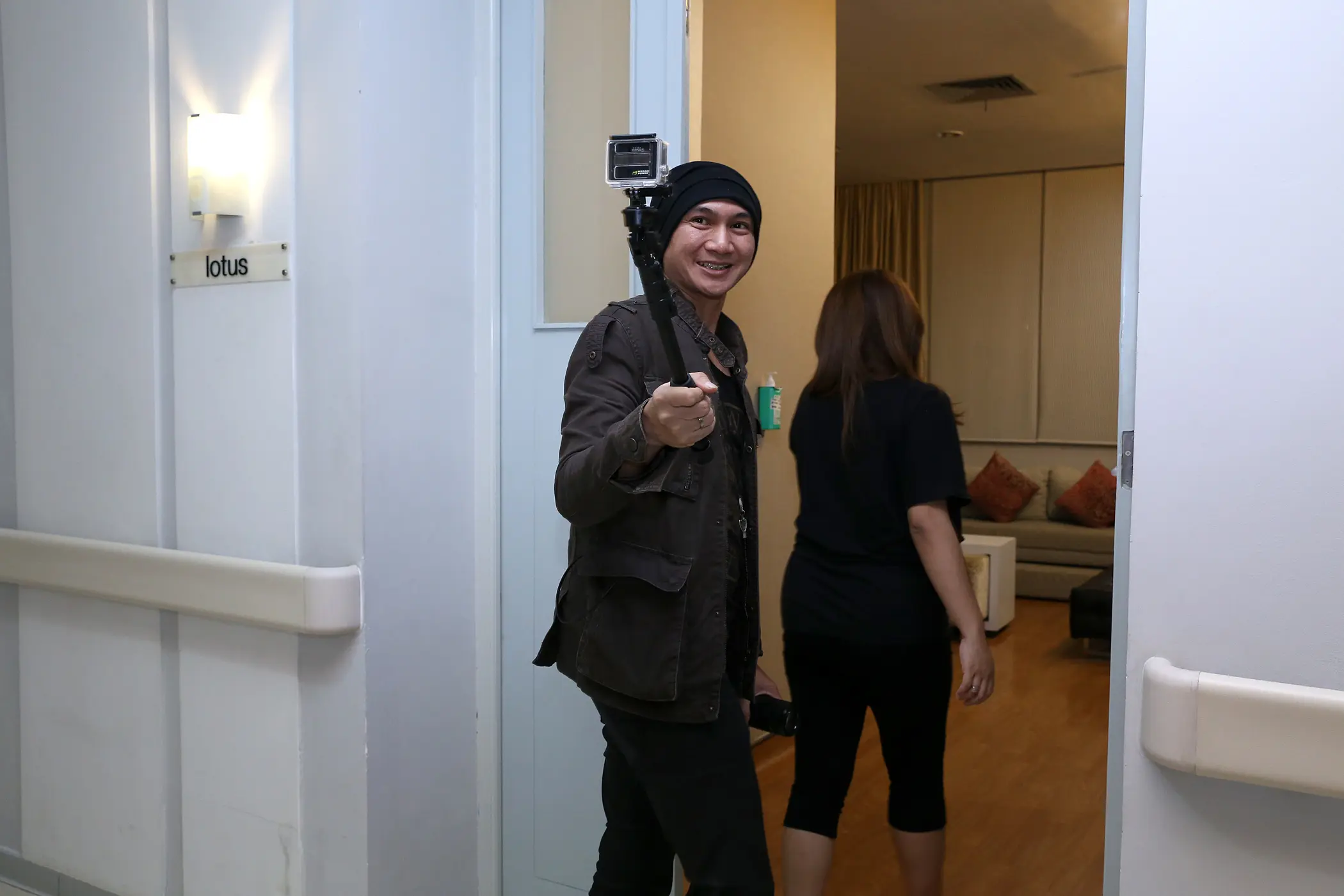 Tiba giliran periksa, Anji mengantar Wina sampai ke kamar periksa. (Galih W. Satria/ Bintang.com) 