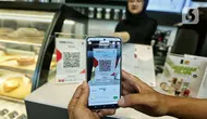Warga melakukan transaksi pembayaran dengan QRIS Gopay Tabungan by Jago saat berbelanja di Jakarta, Rabu (7/2/2024). (Liputan6.com/Angga Yuniar)
