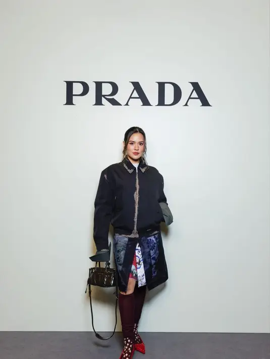 Raisa Andriana memilih tampilan kekinian dengan bonded cotton houndstood jacket dan printed wrap skirt dari Prada Fall-Winter 2026 womenswear collection. / Foto dok: Prada.